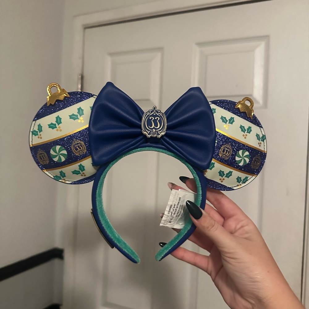 EXCLUSIVE Disney Club 33 Holiday 2023 Ears